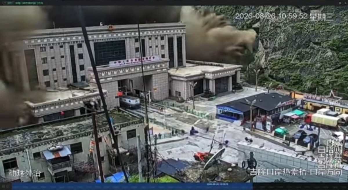 Uma avalanche de lama e escombros rompeu da margem de um rio no Nepal/ AFP