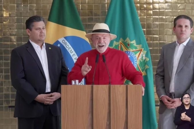 Lula ao lado dos presidentes do Senado, Davi Alcolumbre, e da Câmara, Hugo Motta, em Brasília/Reprodução