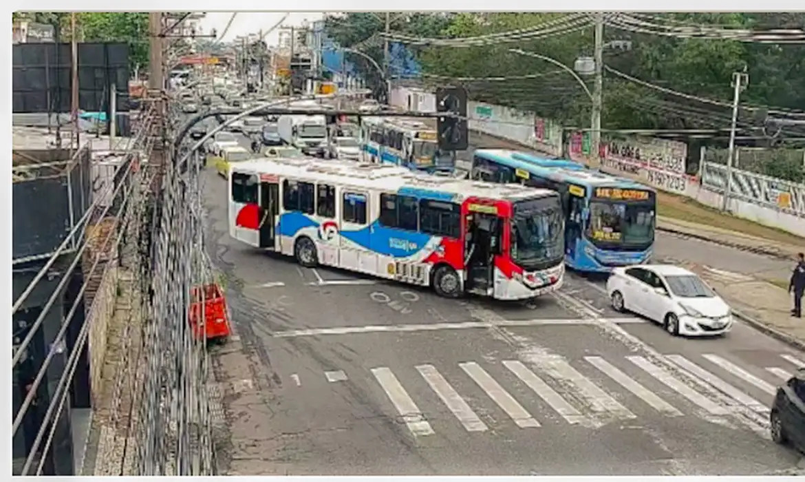 Coletivos foram atravessados por criminosos em ruas do bairro de Cascasdura/FRAME CÂMERA DE SEGURANÇA PREFEITURA-RJ