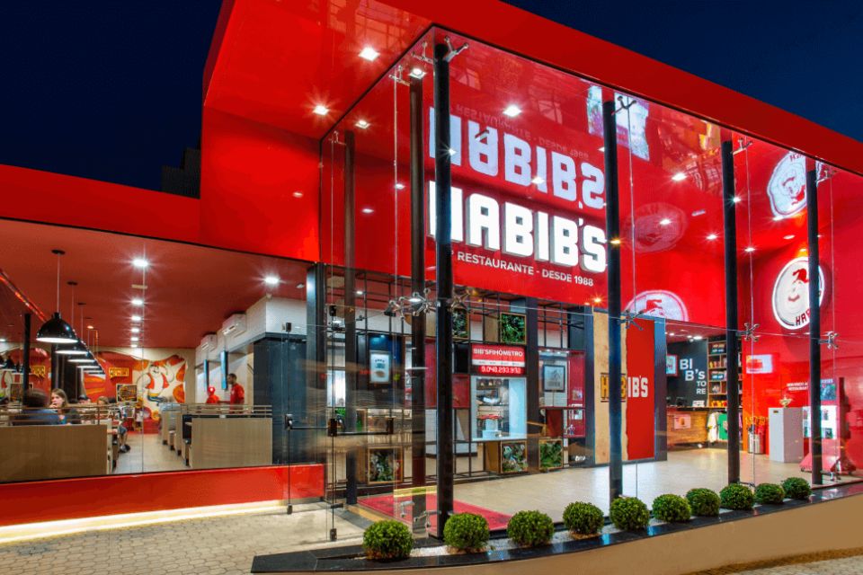 Na década de 2010, o Habib's expandiu rapidamente e chegou a faturar R$ 3 bilhões ao ano, com 600 unidades em operação./Divulgação.