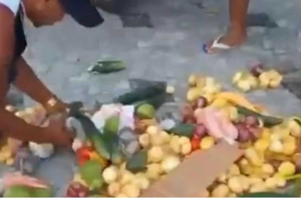 Mercadoria ficou jogada no chão/Foto: Reprodução/Redes Sociais