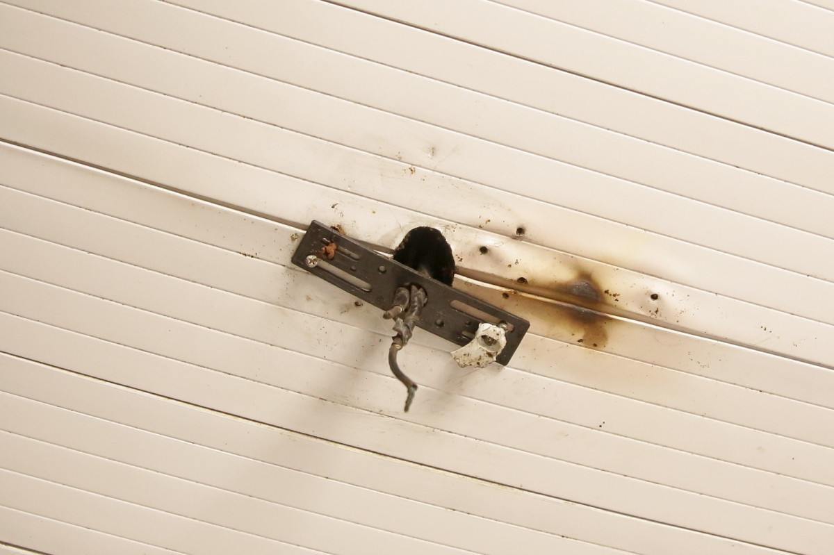 Faltam lâmpadas elétricas no Mercado de Santo Amaro (Maurício Ferry/ DP Foto)