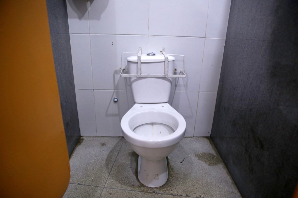 Vaso sanitário sem tampa no Mercado da Boa Vista (Maurício Ferry/ DP Foto)