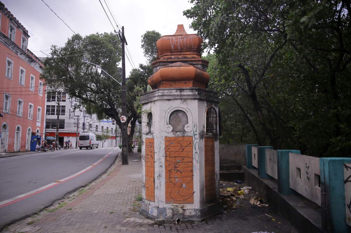 Na Rua da Aurora, banheiro p&uacute;blico est&aacute; fechado e deteriorado. (Maur&iacute;cio Ferry/ DP Foto)