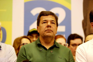 O deputado federal Mendon&ccedil;a Filho gravou v&iacute;deo em defesa de Raquel Lyra