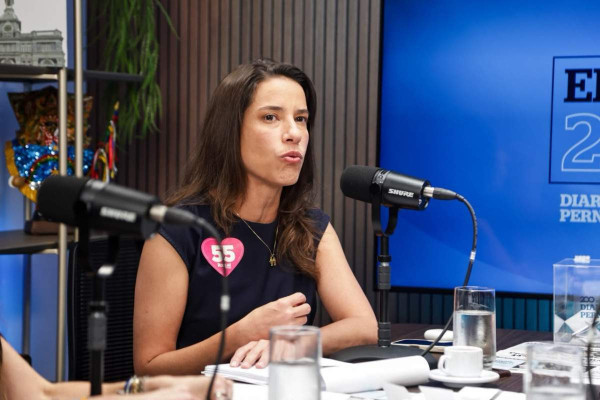 Raquel Lyra (PSD) durante sabatina no Diario (Foto: Karol Rodrigues/DP Foto)