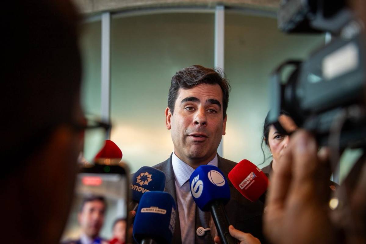 Durante a coletiva, Rafael Carneiro afirmou que reunirá diferentes episódios que, na avaliação do jurídico da Frente Popular, podem caracterizar abuso de poder político e econômico/Foto: Karol Rodrigues/DP Foto
