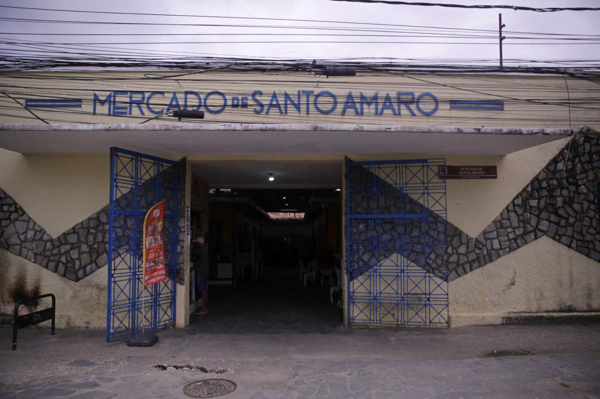 Mercado de Santo Amaro tem telhas quebradas, rachaduras, banheiros danificados e boxes fechados/Maurício Ferry/DP Fotos