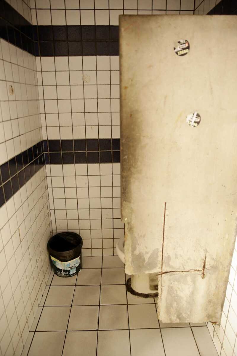 Mercado de Santo Amaro tem telhas quebradas, rachaduras, banheiros danificados e boxes fechados (Maurício Ferry/DP Fotos)