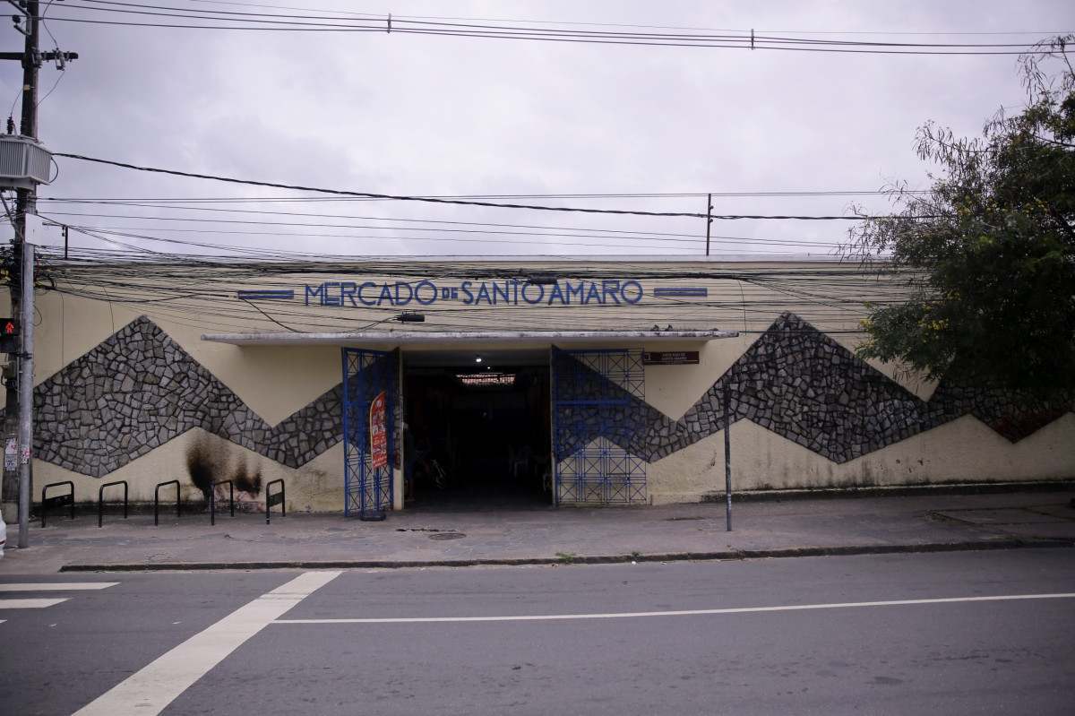 Mercado de Santo Amaro tem telhas quebradas, rachaduras, banheiros danificados e boxes fechados (Maurício Ferry/DP Fotos)
