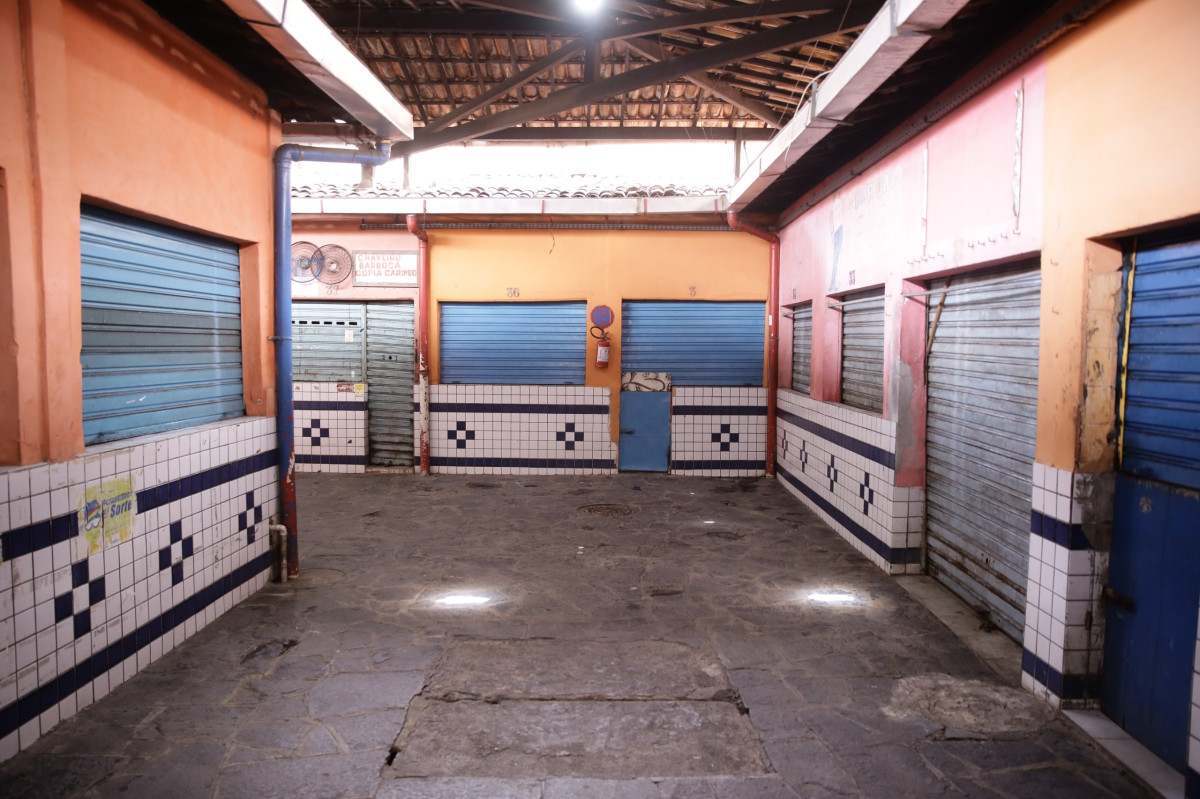 Mercado de Santo Amaro tem telhas quebradas, rachaduras, banheiros danificados e boxes fechados (Maurício Ferry/DP Fotos)