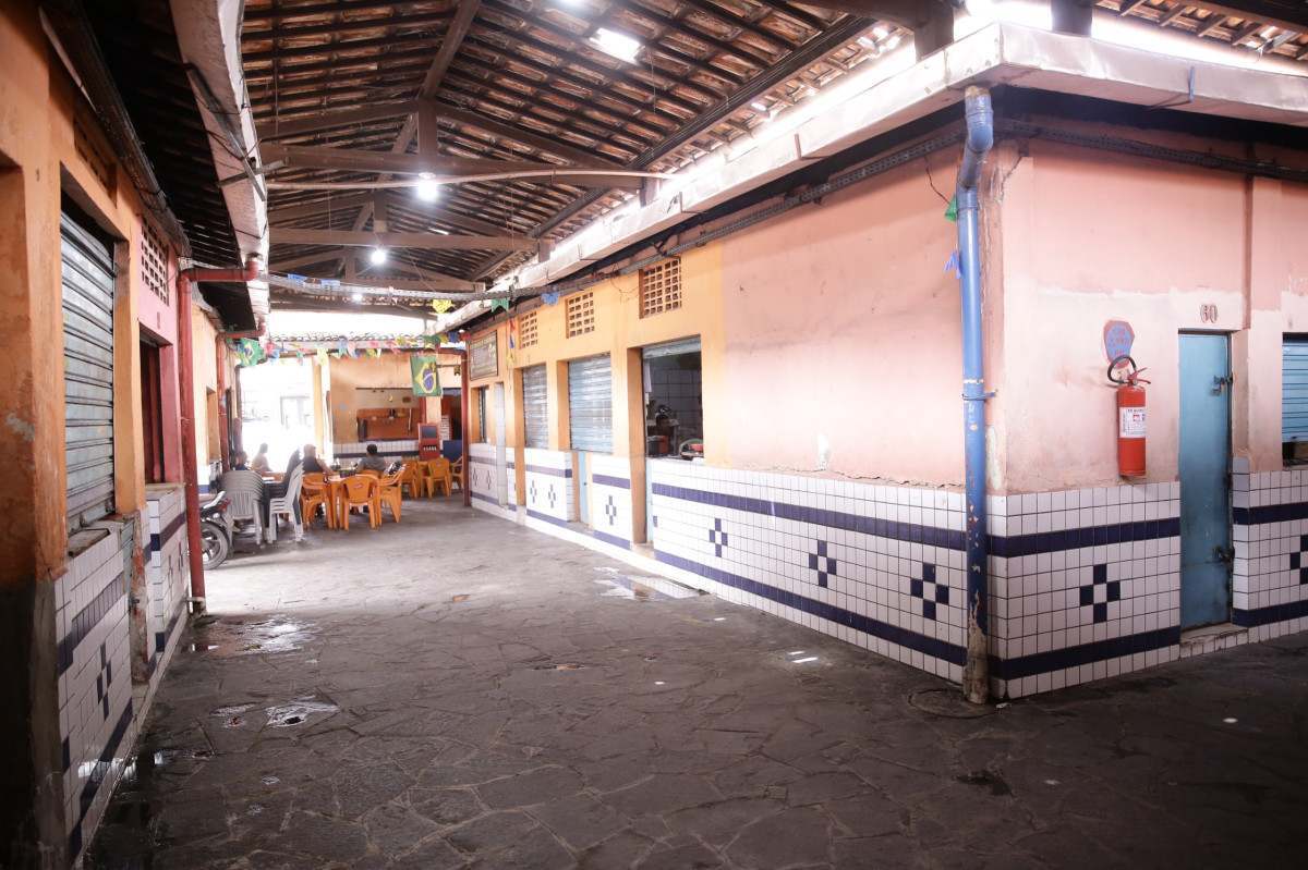 Mercado de Santo Amaro tem telhas quebradas, rachaduras, banheiros danificados e boxes fechados (Maurício Ferry/DP Fotos)
