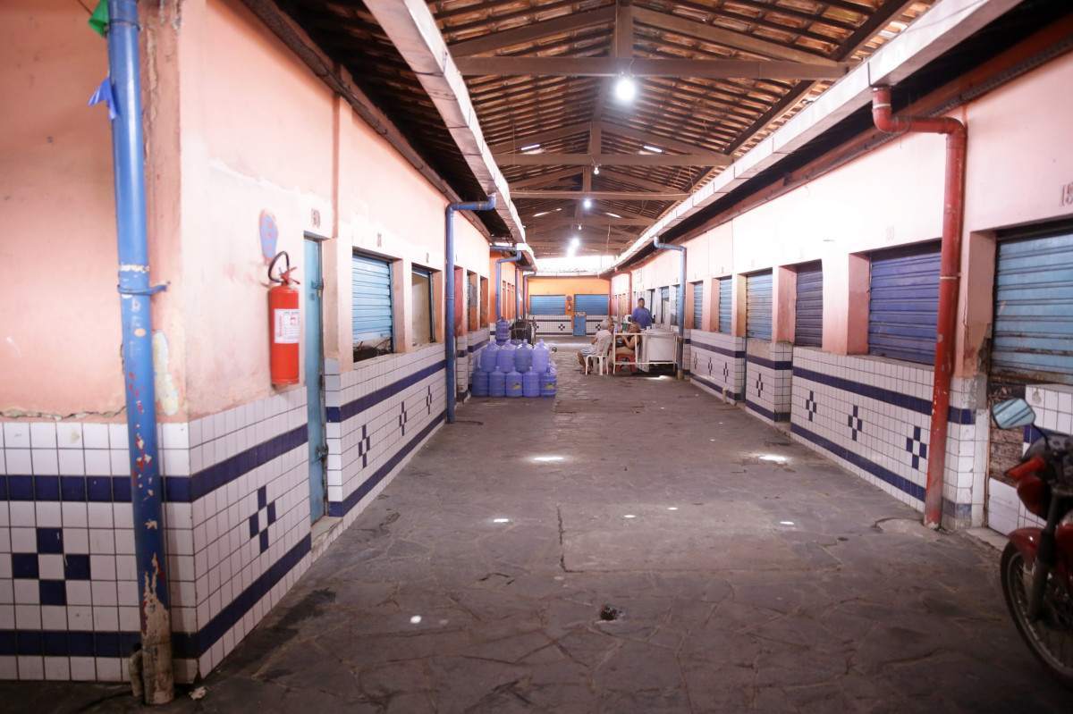 Mercado de Santo Amaro tem telhas quebradas, rachaduras, banheiros danificados e boxes fechados (Maurício Ferry/DP Fotos)