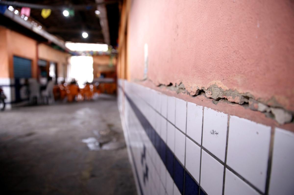 Mercado de Santo Amaro tem telhas quebradas, rachaduras, banheiros danificados e boxes fechados (Maurício Ferry/DP Fotos)