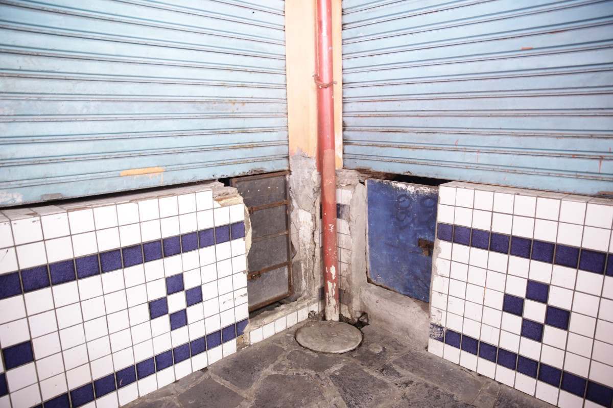 Mercado de Santo Amaro tem telhas quebradas, rachaduras, banheiros danificados e boxes fechados (Maurício Ferry/DP Fotos)