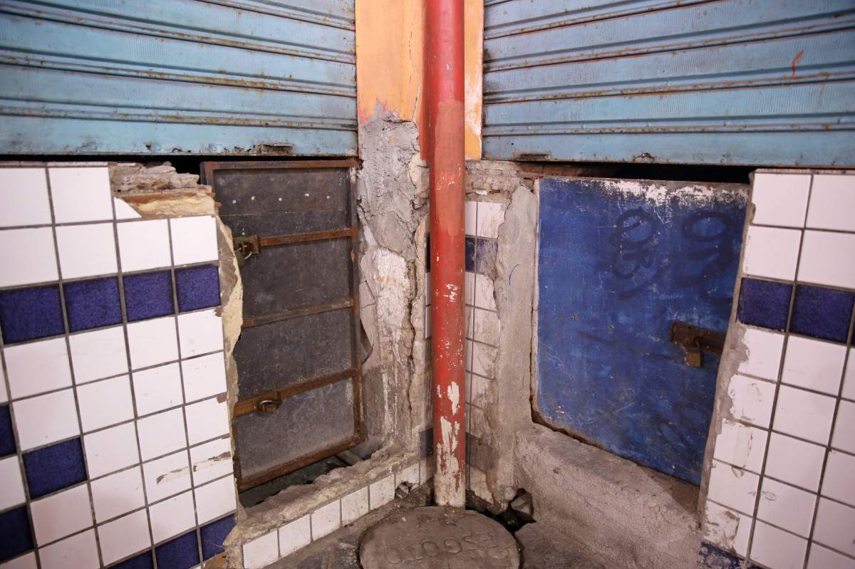 Mercado de Santo Amaro tem telhas quebradas, rachaduras, banheiros danificados e boxes fechados (Maurício Ferry/DP Fotos)