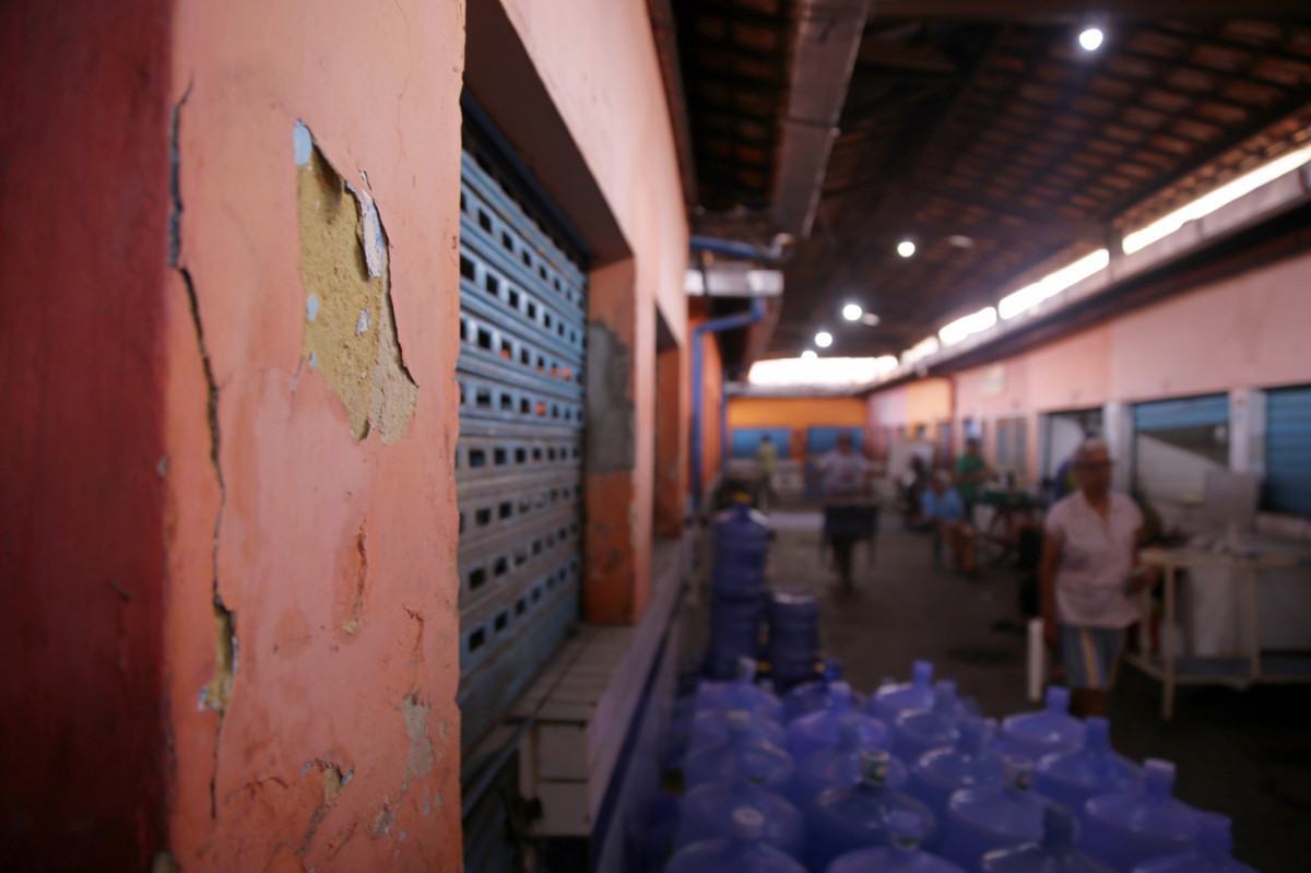 Mercado de Santo Amaro tem telhas quebradas, rachaduras, banheiros danificados e boxes fechados (Maurício Ferry/DP Fotos)