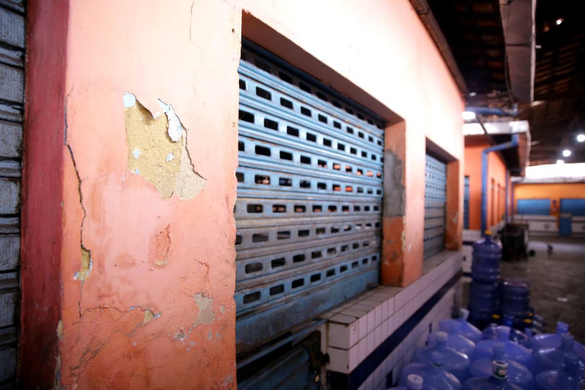 Mercado de Santo Amaro tem telhas quebradas, rachaduras, banheiros danificados e boxes fechados (Maurício Ferry/DP Fotos)