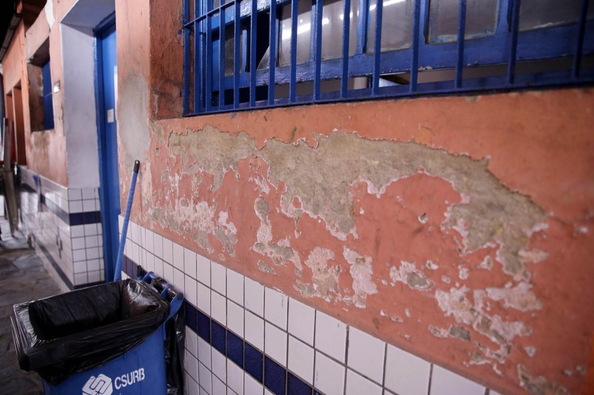 Mercado de Santo Amaro tem telhas quebradas, rachaduras, banheiros danificados e boxes fechados (Maurício Ferry/DP Fotos)