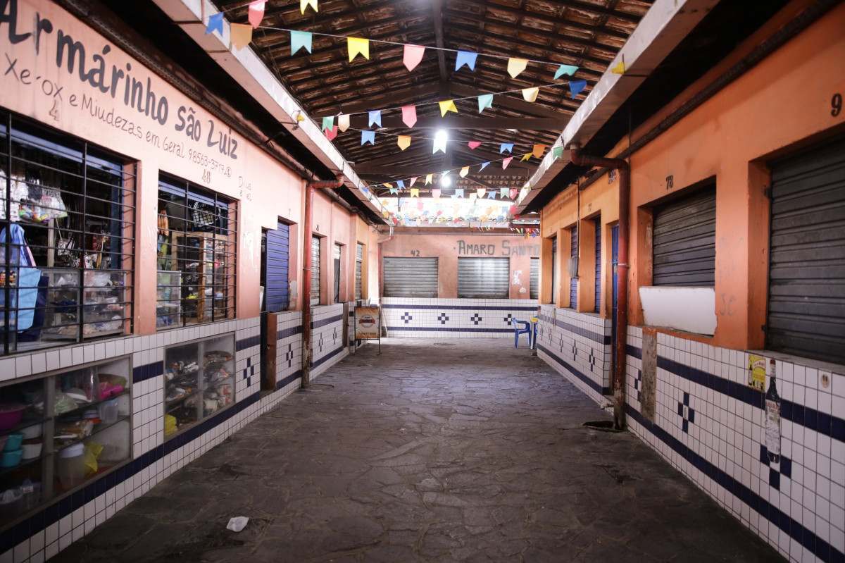 Mercado de Santo Amaro tem telhas quebradas, rachaduras, banheiros danificados e boxes fechados (Maurício Ferry/DP Fotos)
