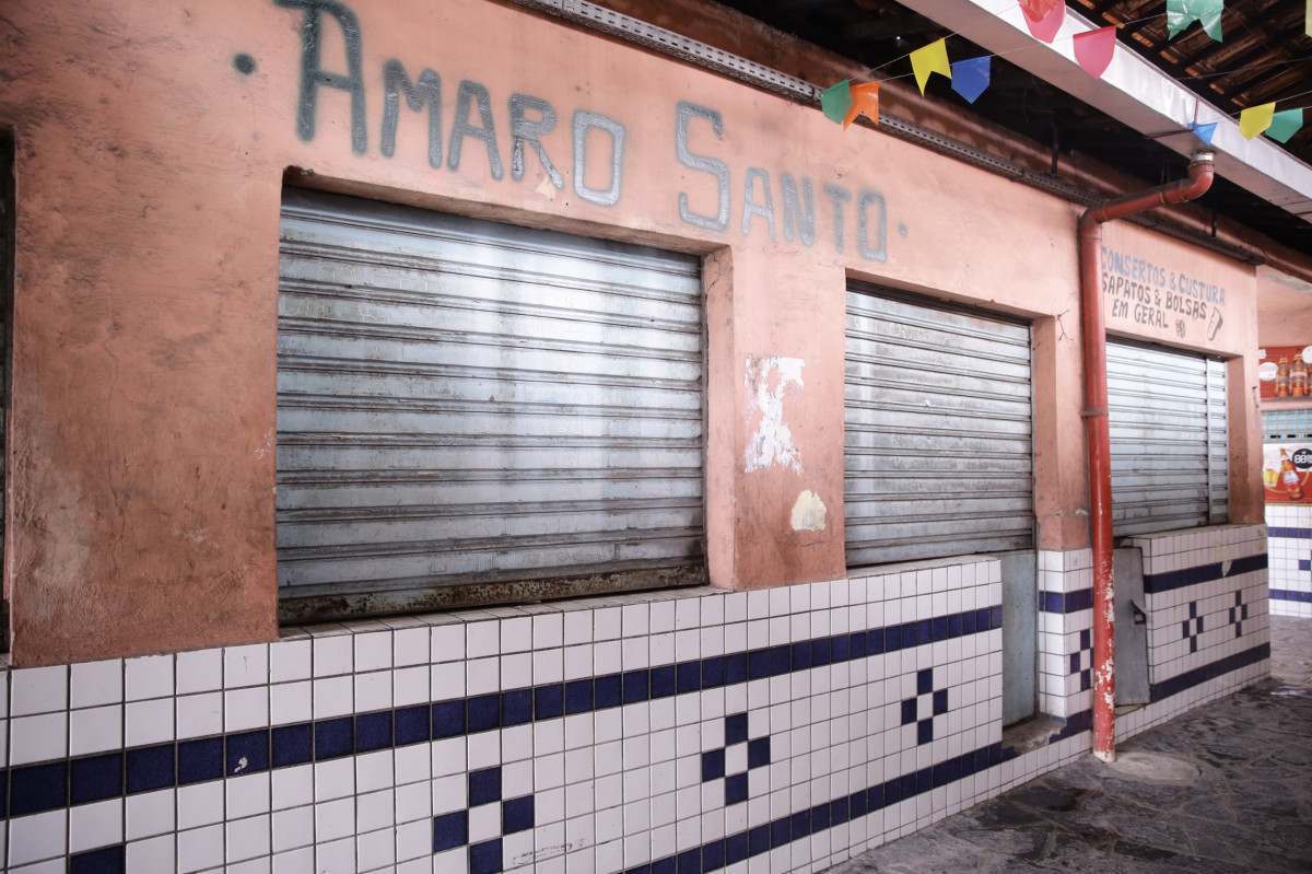 Mercado de Santo Amaro tem telhas quebradas, rachaduras, banheiros danificados e boxes fechados (Maurício Ferry/DP Fotos)