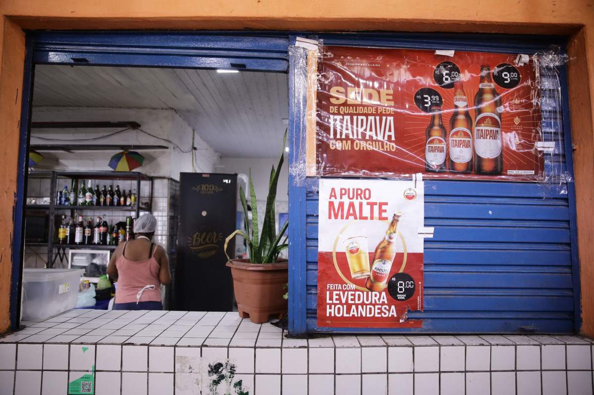 Mercado de Santo Amaro tem telhas quebradas, rachaduras, banheiros danificados e boxes fechados (Maurício Ferry/DP Fotos)