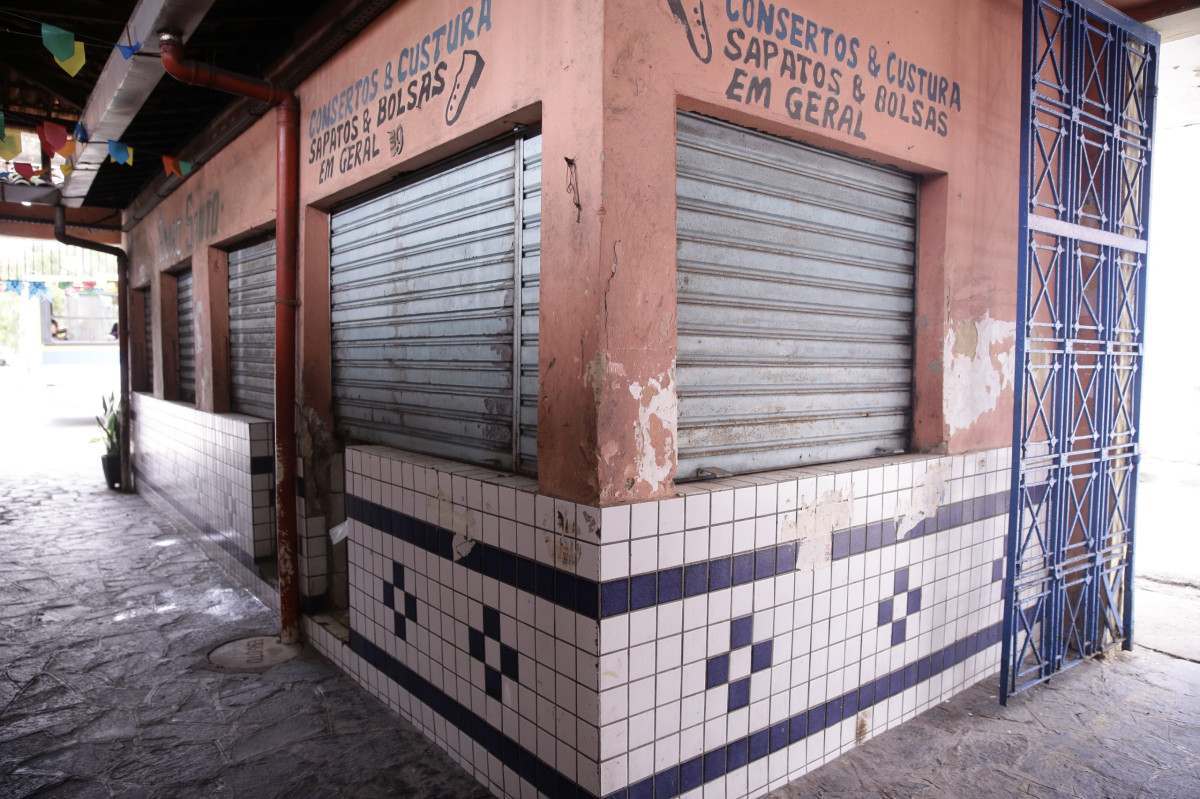 Mercado de Santo Amaro tem telhas quebradas, rachaduras, banheiros danificados e boxes fechados (Maurício Ferry/DP Fotos)