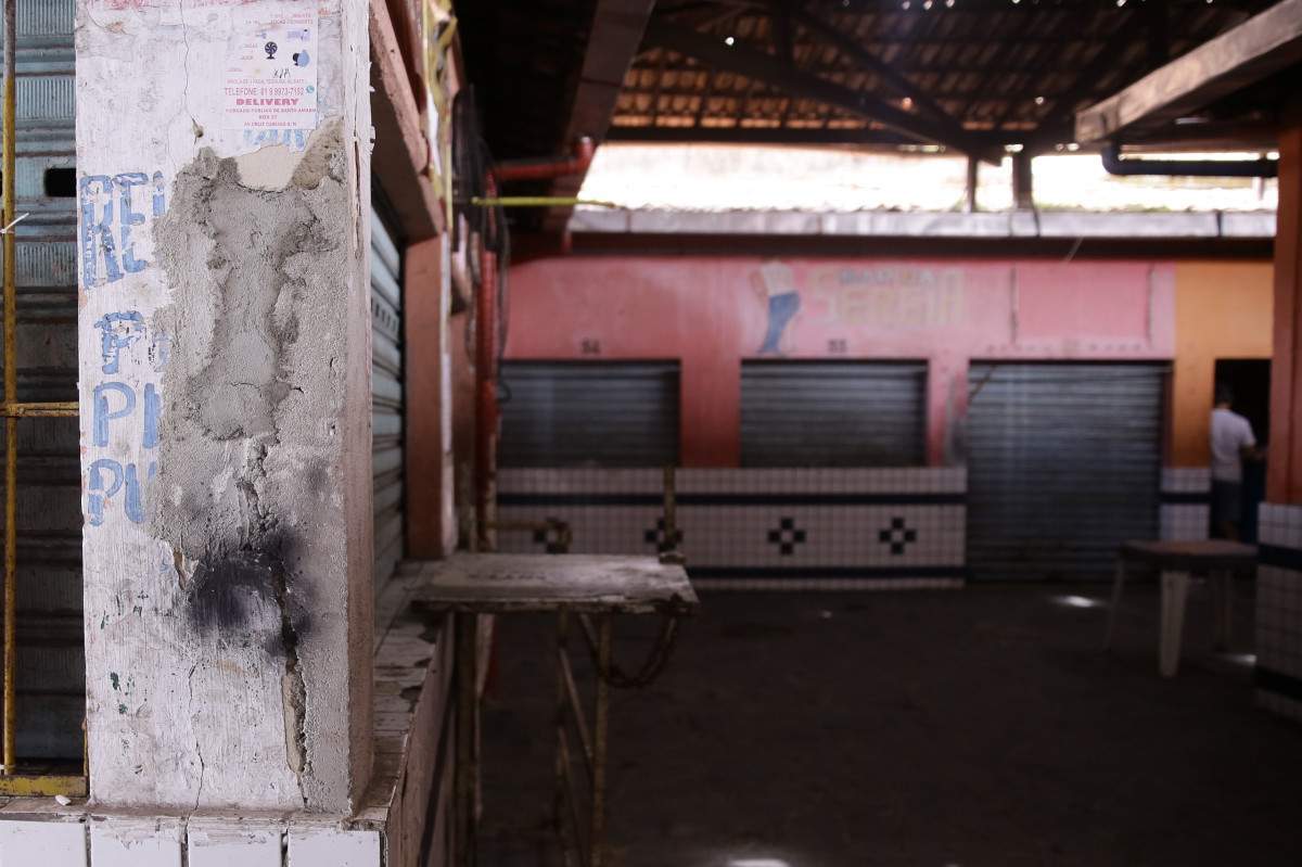 Mercado de Santo Amaro tem telhas quebradas, rachaduras, banheiros danificados e boxes fechados (Maurício Ferry/DP Fotos)