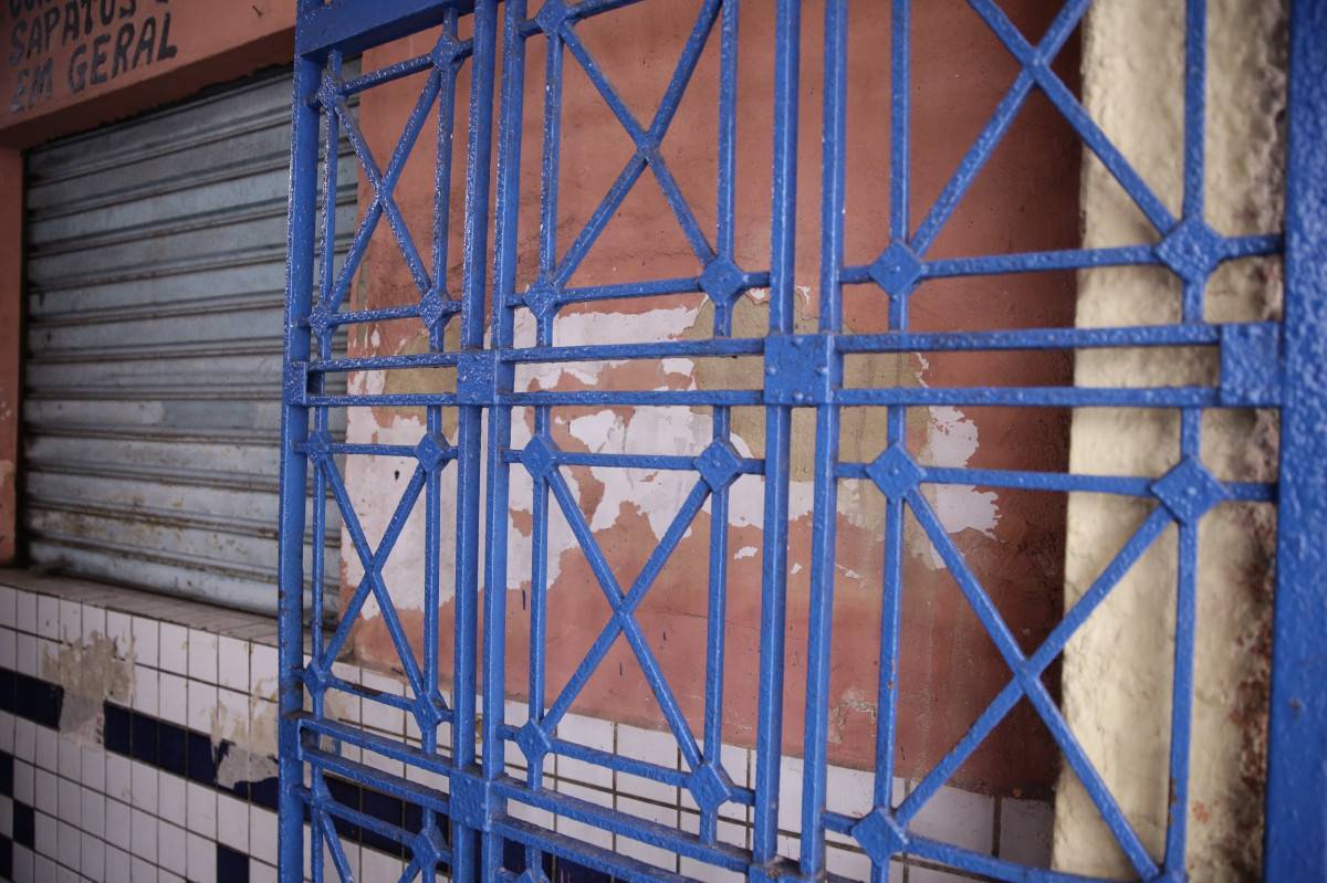 Mercado de Santo Amaro tem telhas quebradas, rachaduras, banheiros danificados e boxes fechados (Maurício Ferry/DP Fotos)