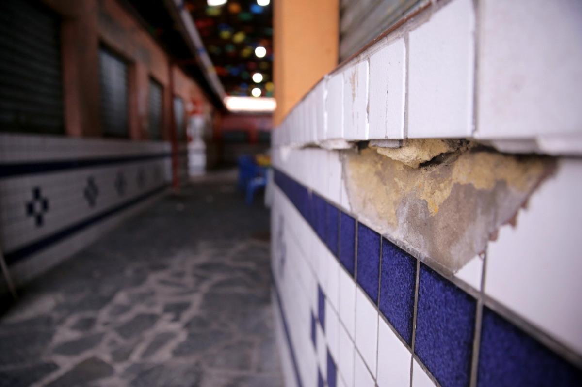 Mercado de Santo Amaro tem telhas quebradas, rachaduras, banheiros danificados e boxes fechados (Maurício Ferry/DP Fotos)