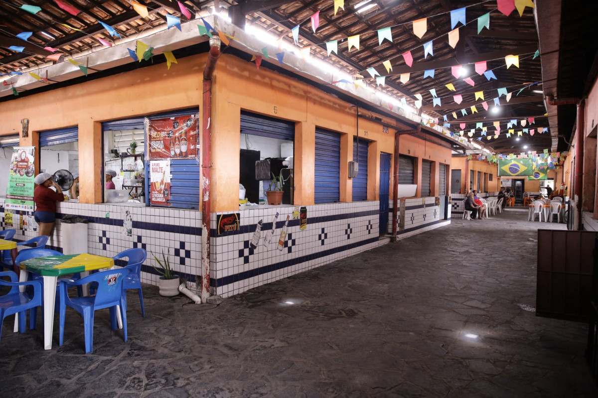 Mercado de Santo Amaro tem telhas quebradas, rachaduras, banheiros danificados e boxes fechados (Maurício Ferry/DP Fotos)