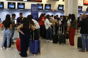 A pista do Aeroporto Santos Dumont foi liberada depois da remo&ccedil;&atilde;o do avi&atilde;o de pequeno porte, por volta das 23h dessa quinta-feira (27)