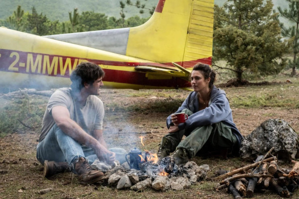 Margaret Qualley interpreta Cima, interesse romântico do personagem principal (Disney/Divulgação)