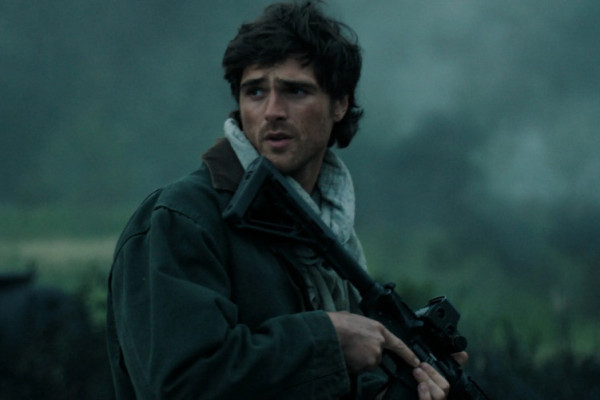 Jacob Elordi interpreta Hig em um mundo pós-apocalíptico contaminado por um vírus fatal (Disney/Divulgação)