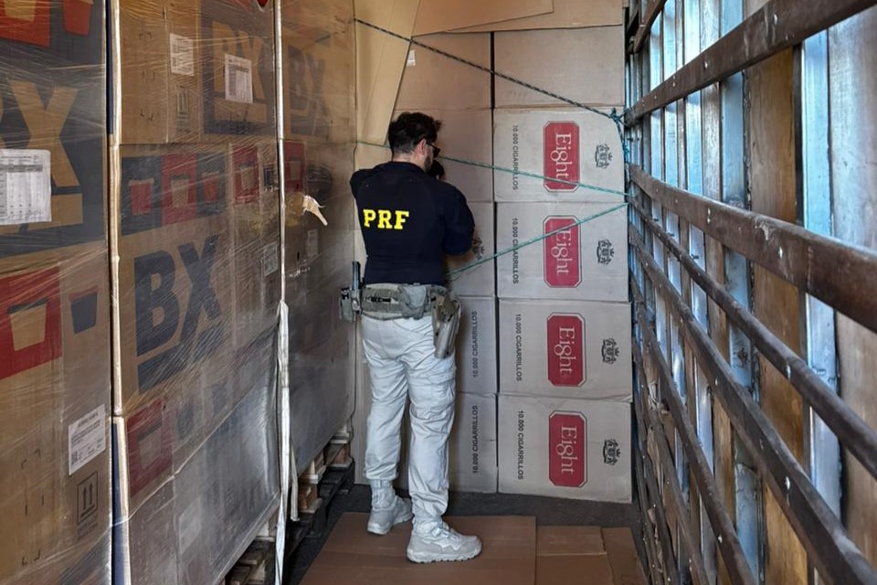 Os cigarros eram transportados em um caminhão baú/Reprodução/PRF