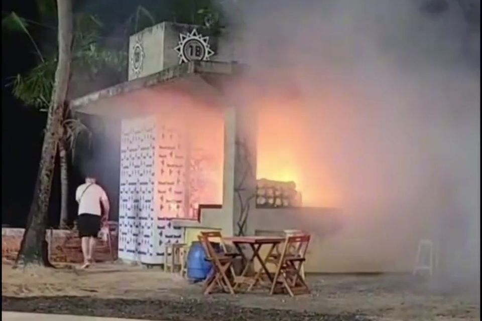 De acordo com o Corpo de Bombeiros, que foi acionado por volta das 18h40, o fogo foi extinto em aproximadamente 50 minutos. 
/Foto: Reprodução / Redes sociais