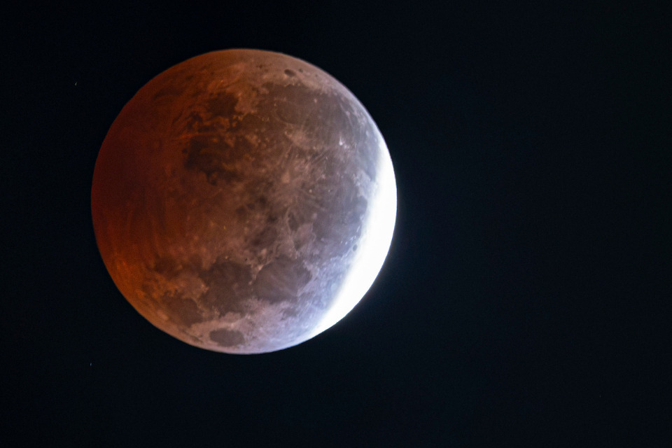 Eclipse lunar deixou 96,2% da Lua avermelhada na madrugada desta sexta (28)
/Charles Johnson/Cortesia