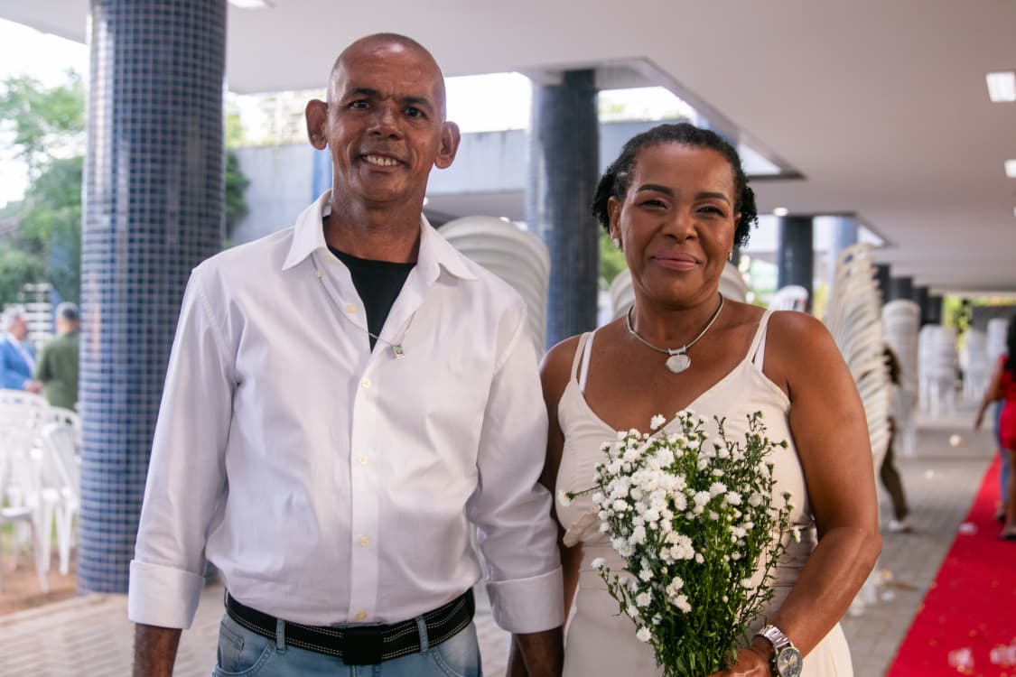 Moradores do bairro da Estância, Brivaldo e Maria Marta oficializaram a união após 36 anos de relacionamento/Weslly Gomes/DP foto