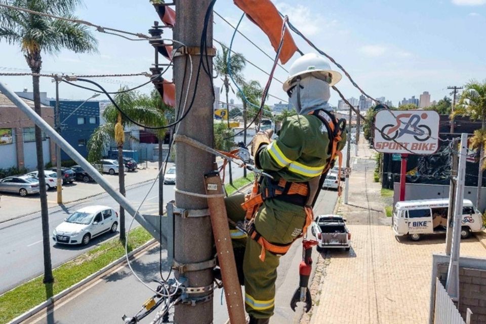 Os desligamentos são uma medida preventiva para a execução de serviços da distribuidora de energia/Foto: Divulgação/Neoenergia