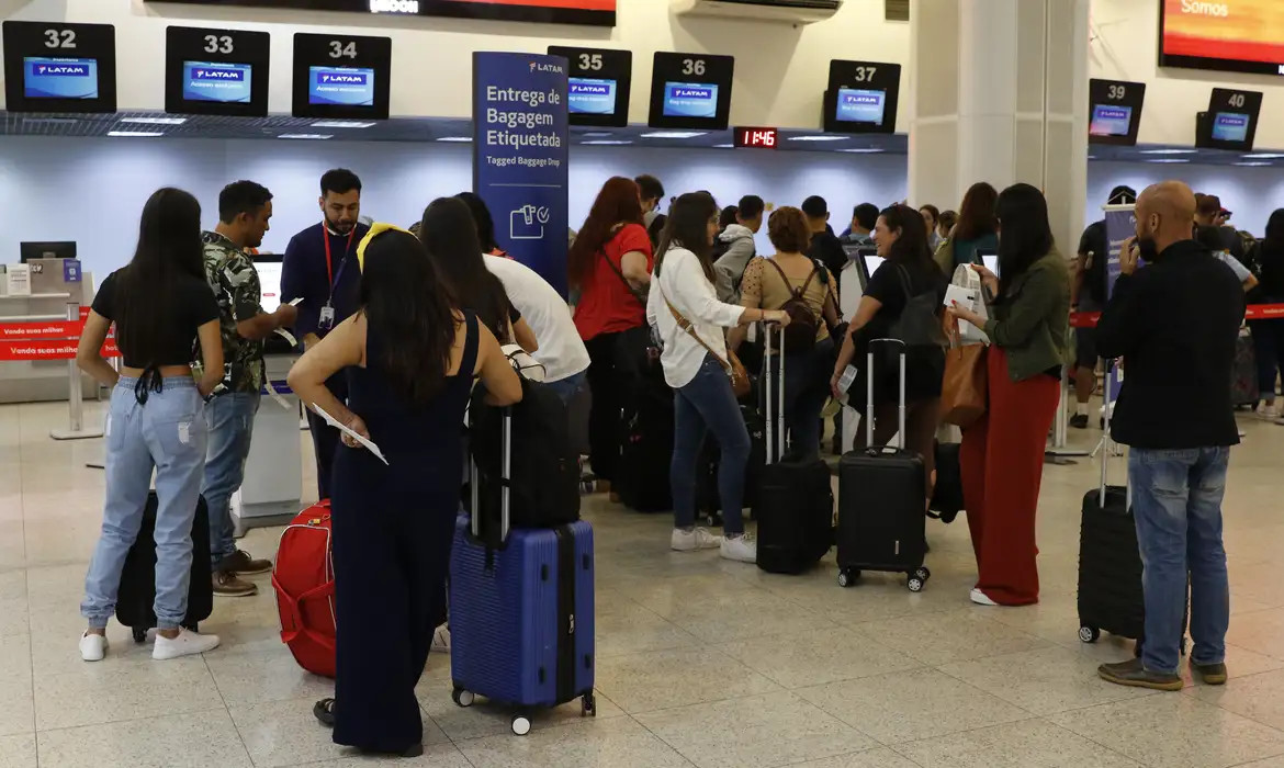A pista do Aeroporto Santos Dumont foi liberada depois da remoção do avião de pequeno porte, por volta das 23h dessa quinta-feira (27)/ FERNANDO FRAZÃO/AGÊNCIA BRASIL