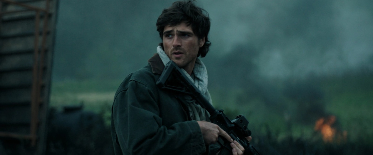 Jacob Elordi interpreta Hig em um mundo pós-apocalíptico contaminado por um vírus fatal/Disney/Divulgação