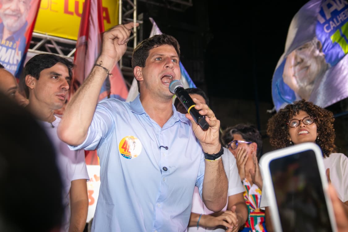Candidato ao governo do estado João Campos (PSB), em agenda na Zona Norte do Recife, nesta sexta-feira (28)/Foto: Weslly Gomes/DP Foto