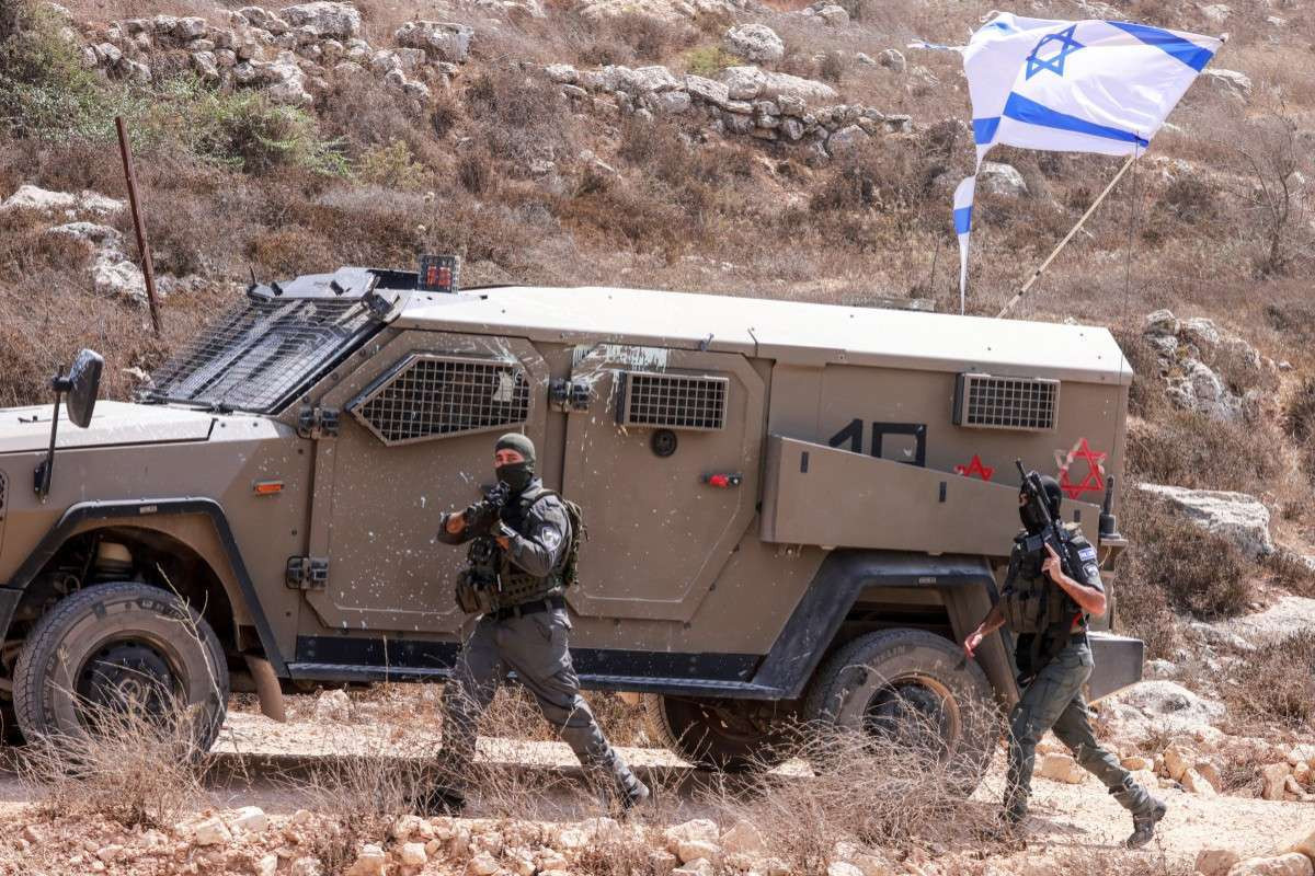 Soldados israelenses em área ocupada na Palestina/JAAFAR ASHTIYEH / AFP