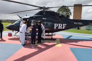 Idoso atropelado por caminh&atilde;o &eacute; transferido de helic&oacute;ptero para o Recife