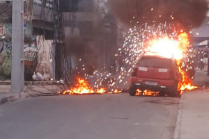 Fia&ccedil;&atilde;o pega fogo e atinge carro estacionado no bairro do Pina, Zona Sul do Recife