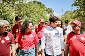 Em Caruaru, Jo&atilde;o Campos faz panfletagem ao lado de Humberto Costa e visita assentamento