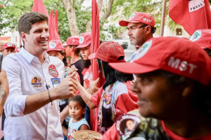 Antes de visitar a Feira de Caruaru, o candidato esteve no Assentamento Normandia, do MST