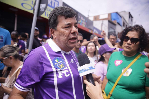 "Eu t&ocirc; a&iacute;, sigo ao lado da governadora Raquel, de onde eu nunca me afastei ou com quem eu sempre estive desde o primeiro dia do seu mandato", afirmou Mendon&ccedil;a Filho