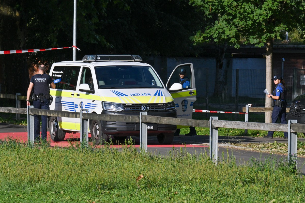 Agentes da polícia isolaram a área onde ocorreu o tiroteio em Aarau, no norte da Suíça/HAROLD CUNNINGHAM/AFP
