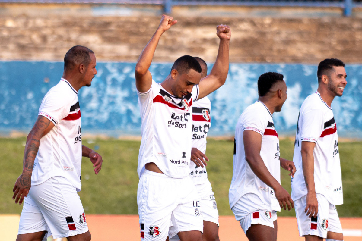 Eurico comemora gol pelo Santa Cruz/Mariana Tolentino 